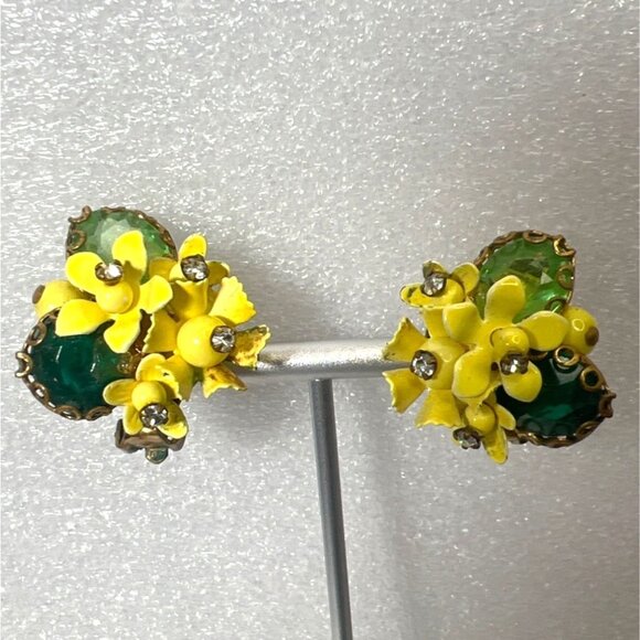Vtg 50s Yellow Enamel Flower Clip Earrings Green Thermoplastic & Rhinestones - Picture 5 of 9